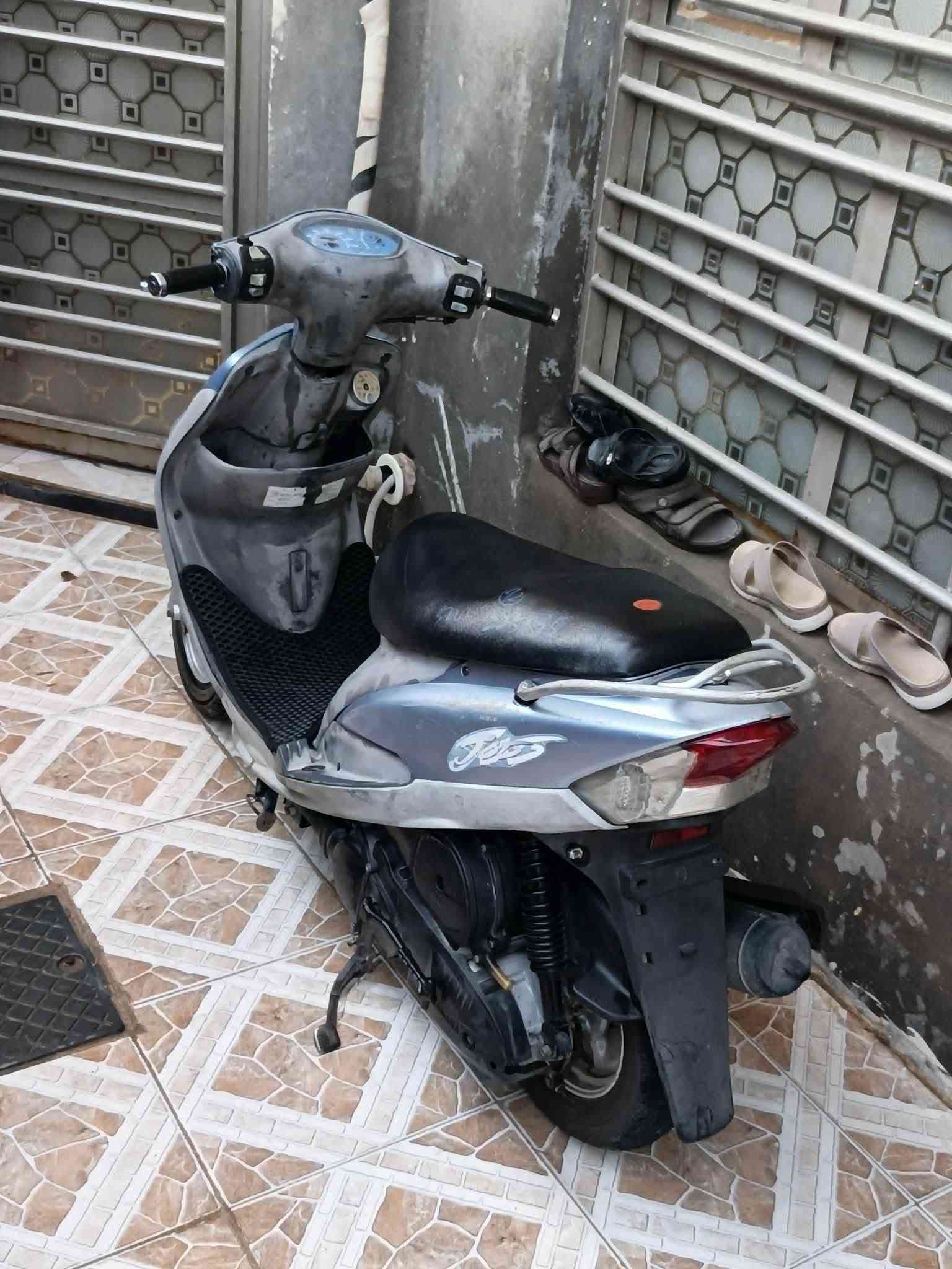 السلام عليكم ماكس مفتوحه بس ولفات ٥٥٠ وبيه
مجال بسيط جدأ حك. جيه 
دراجه جديده ومال بيت مابيها نقص ابد كهربائيات. كلها شغله مكينه ناعمه تايرات جدد للستفسار ***********
واتساب *********** مكاني ديوانيه حي زيتون
