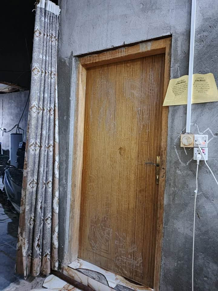 يوجد بيت تجاوز للبيع 
مساحه البيت ٢٥٠ متر 
البيت متكون من اربع 4 غرف نوم 
دوانيه 
حمامات عدد ثنين 
مطبخ 
حوش كبير 
مكان البيت البصره المعقل خلف شفقه العامل 
سعر البيت  15مليون وبيه مجال 
***********☎️
