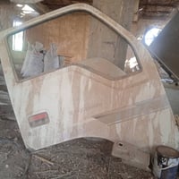 باب فرونتيرا ام عيون كامل مقفل لون حليبي مع الحصان الي يكعد فوك المحرك...