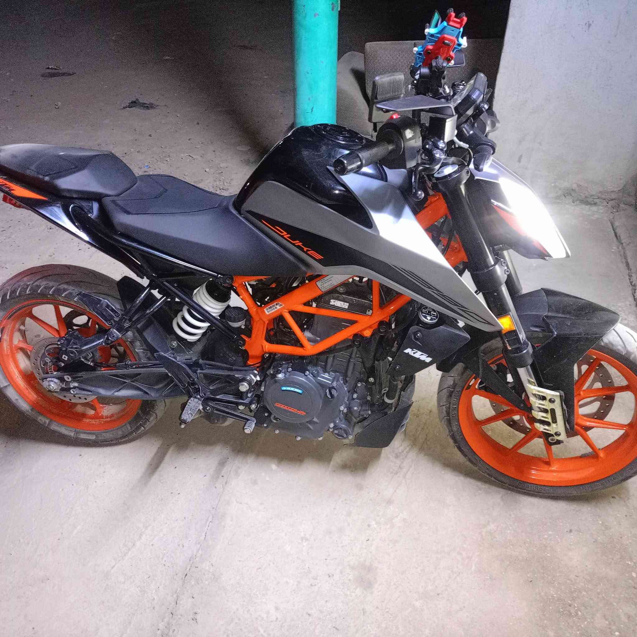 KTM DUKE 390CC 2022 نازله ب2023
ABS أمامي وخلفي 

Traction control 

Quick shifter 

الممشى : 4 ألف كيلو متر فقط

الصناعة : أوروبية نمساوية 

ناقل الحركة : تسلسلي م 6 كير

نظام التبريد : سائل تبريد

نظام الوقود : حقن وقود إلكتروني ( نوزل ) 

إضاءة : LED 

شاشة العرض : TFT ملونة بالكامل 

سعة خزان الوقود : 13 لتر تقريباً 

سنوية ورقم بغداد مميز + الدراجة مكفولة كفالة عامة محرك وگير وكهربائيات وعقول 

هدية خوذة intense أصلية + فلتر شوتة + فلتر بانزين 

السعر الكلي : 4.500.000 وبيها مجال الدراجه جديده

الرقم : ***********
مكلف بالنشر اخوتي
