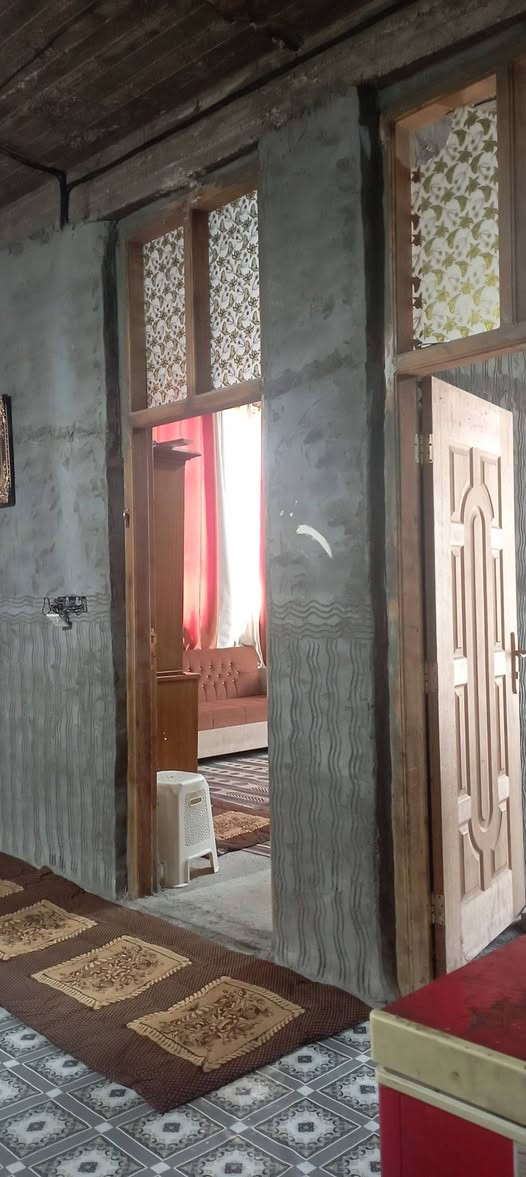 الســلام عليــكم 🧱🧱🧱🧱
بيــت  للبيــع  بنـاء جديد🛑🛑🛑

نوع العقار // طابـو زراعي سند 25 تحويل مباشر

المســـاحة  200 مــــتر 

الـــواجهة 10ونص متر والـنـــزال 20 متر

يحتـوي على //صالة - هول - مطبخ - غرفتين نوم واحدة منهم نظام سويت مع حمام  - مجمع صحيات خارجية - بيتونة كاملة - ممر - طرمة 

البيـت كامل بناء طابوق والاسقف كونكريت

موقع مميز عالي عن الشارع و ركن على شارعين شارع عرض 5 متر والثاني 10 متر  وخدمات كاملة التبليط لحد الباب  

العنـوان // بابل - كريطعة - قرب ملاعب السلام - الفرع الخلف بيت المختار حسين صلاح

 
***********
