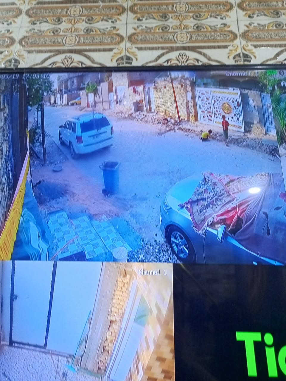 بيت للبيع في حي المهدي طابقين  100 متر. عالي على الشارع بناء حديث الطابق لاول استقبال  وصالة ومطبخ  وصحيات خارجية وداخليه ومنور  والطابق الثاني غرفتين  غرفه كبيرة 6 ×5 مع صيحات  داخلين وغرفه 5×5 وصاله الطابق الثالث بيتونه على كد الصاله  وسطح السعر 90 وبي مجال قليل‏‪***********‬‏

نص مكتوب في الصور:
- 09/19 17:03:10 Channel 1