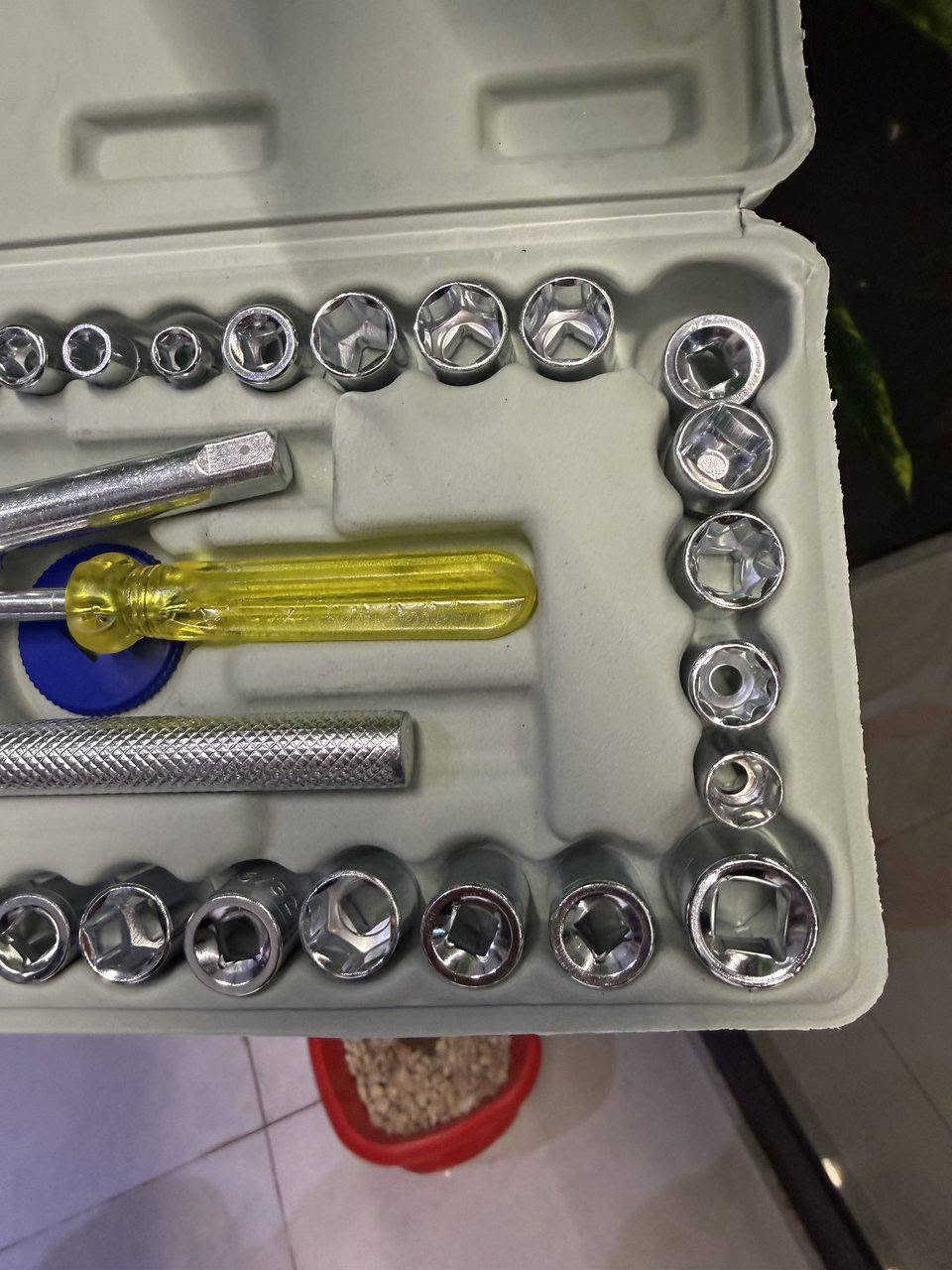 🔧 عدة وحدة… وكل شغلك يصير أسهل! 💪

لا تضيع وقتك بين الأدوات! 😎
طقم مفاتيح وسوكيت 40 قطعة يحتوي على مجموعة متنوعة من المقاسات والأدوات الأساسية، وكلها مرتبة داخل علبة عملية ومنظمة 📦✨

✅ 40 قطعة لمختلف الاستخدامات
✅ مقاسات متعددة لأعمال الفك والتركيب
✅ ترتيب عملي وسهل الحمل
✅ مناسب للسيارة والبيت والورشة 🛠️🚗

🔥 عدة عملية تخليك جاهز لأي شغلة بوقت الحاجة!

السعر 14 الف شامل التوصيل 
تواصل واتساب ***********
