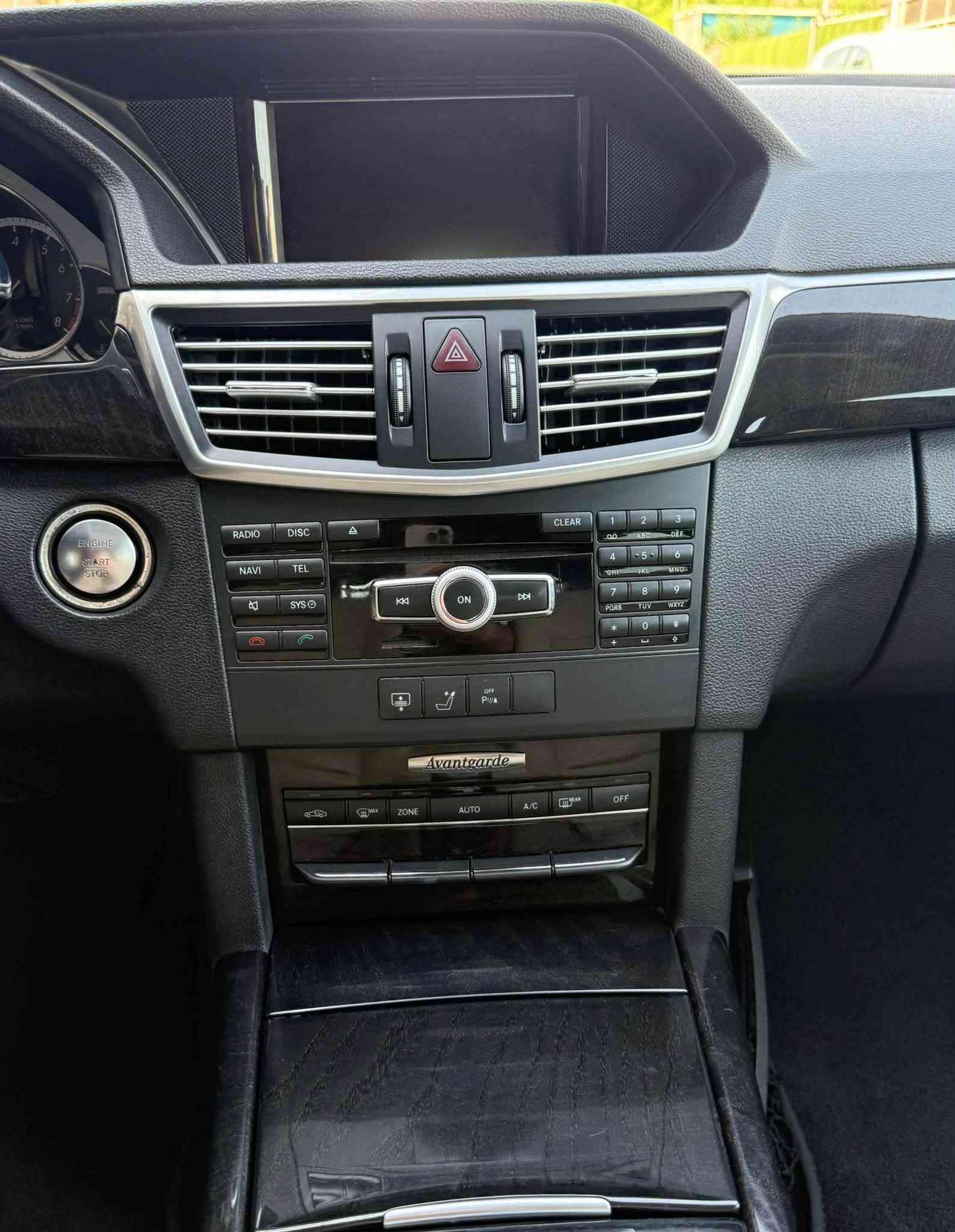السلام عليكم
للبيع مرسيدس حجم E350 خليجي سيارة
موديل 2012
كفاله عامة من جميع النواحي ماشيه 120الف
مواصفات سياره فوال واحد على واحد 
سيارة تو ويل 
السعر 172ورقه العنوان بغداد شارع فلسطين 
للاستفسار ***********
