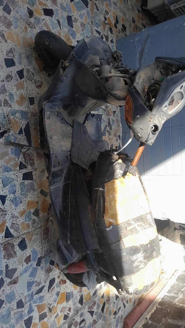 سلام عليكم المكينه شغاله بس متروكه
ابيع كوم حديد ٢٠٠ وبيه مجال ***********
