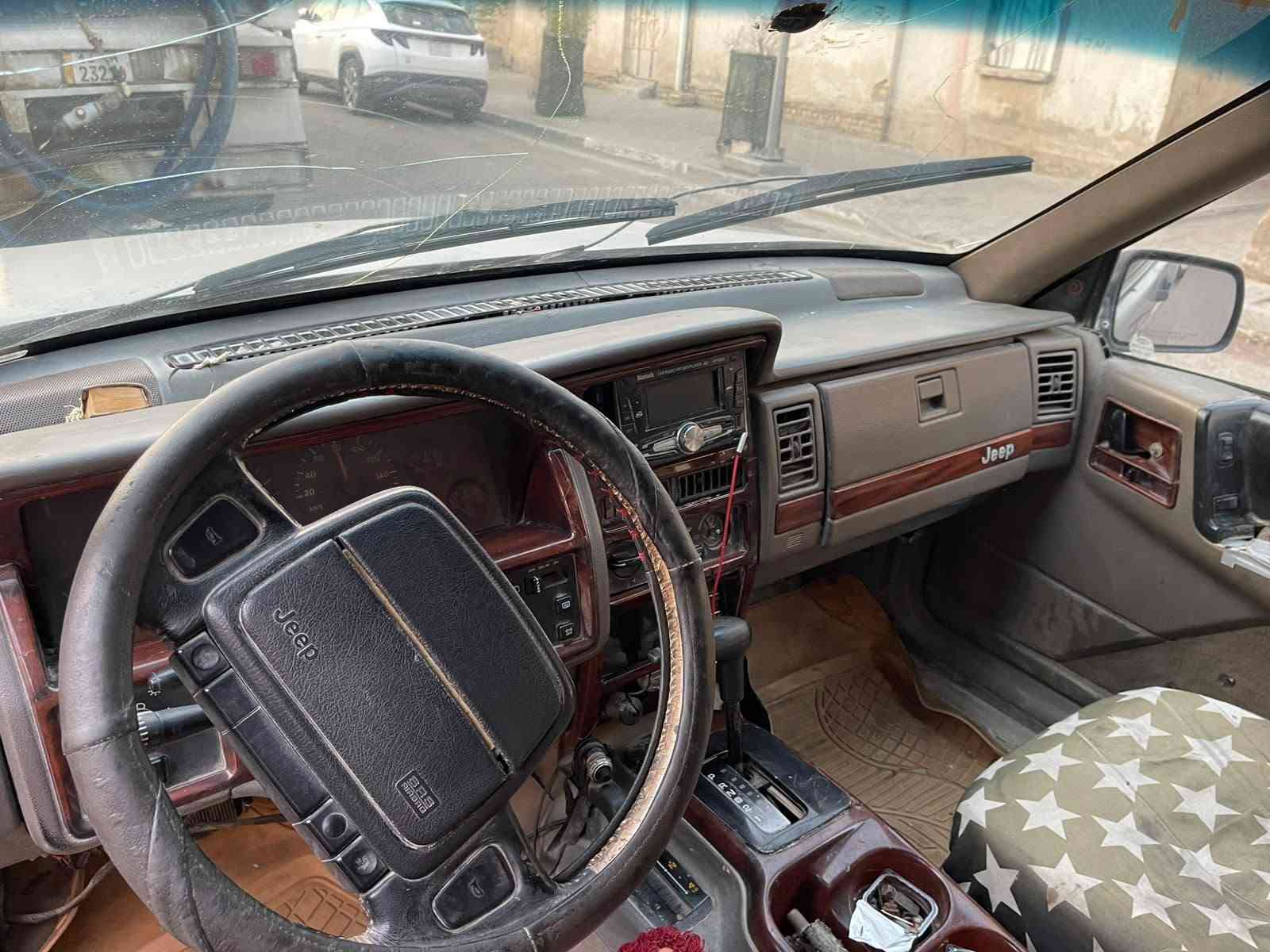 جيب شيروكي موديل 1993 محرك بطة 3000 رقم بصرة خصوصي وراعيه بلبصرة السعر 35 ورقة وبي مجال بسيط للاستفسار الاتصال على الرقم ***********
