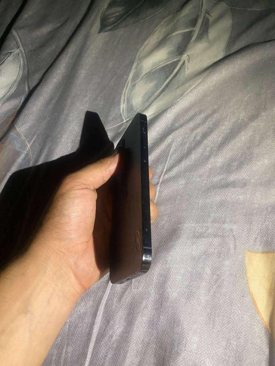 شبابنا طيبة بسعر ١١ عادي او ١١ برو ماكو هيج سعر
١٢ برو فقط برو فقط برو
ذاكرة ١٢٨
بطارية ٧٦ 
نظافة بصور 
ظهر فقط مكسور وسماعة ل اتصال واكفة يعني من احد يتصل لانه تفتح سبيكر يلا تحجي 
وتر بروف جهاز وتر بروف 
مكاني بغداد الدورة 
رقمي *********** سعرة ٢٦٥ الف بي مجال كلش قليل حك جية
