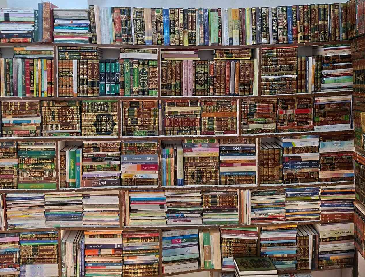 تصفية مكتبة،  تحتوي كتب على 1450 كتاب مجلد و700كتاب ورقي وحجم صغير ، فيها كتب الحديث النبوي والفقه واللغة والنحو والعقيدة و التفسير والتاريخ واصول الفقه والتصوف 
وعلم المنطق وكتب متنوعة ،مكتبة عبدالله علي مراد كركوك خان القلعة للطلب والاستفسار الاتصال على رقم ***********
