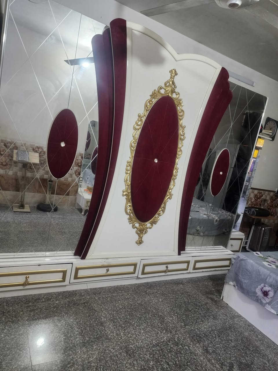 غرفة نوم تركيه ٥٠٠. الف وبيها مجال نظافتها ٨٠ بلمئه بغداد الرصافه الاتصال ***********
