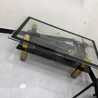 ميز زجاجي • نضيف • ما بي ضرر
