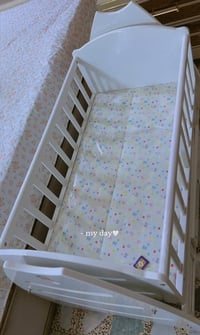 سرير طفل يخبل نضيف 💕ومستعمل قليل اريده ٦٠ وبيه مجال   هذا الرقم مراسله...