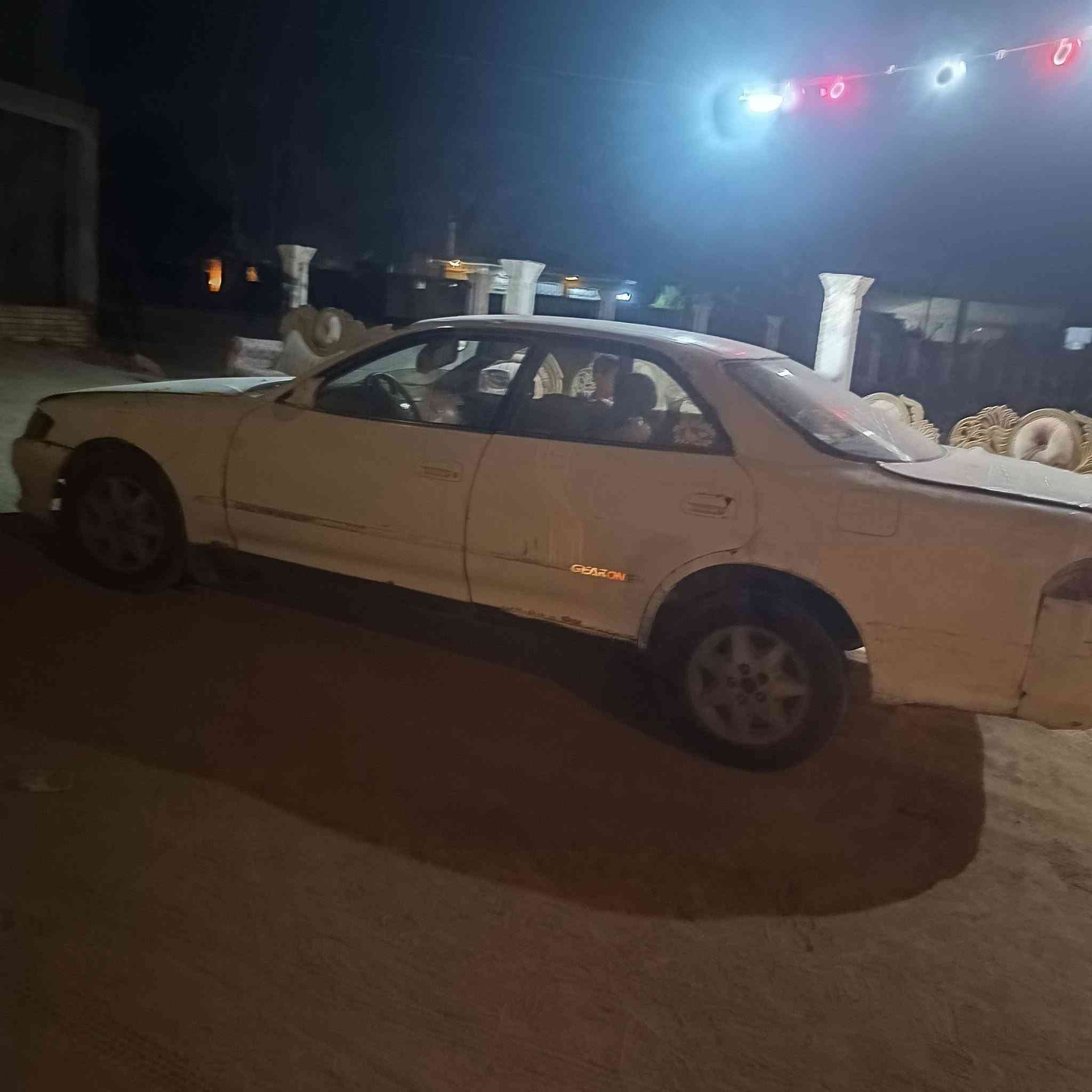 هاي سياره بدون محرك وكير فقط حديد وجام وياله اكسن كلشي موجود بيه بس لامحرك ولاكير وضفيره وعقل  بدون رقم للبيع كوم حديده سعره 3 ورقات للمواد حتياطيه الشراي يتفضل *********** المكان ناصريه قضاء الفهود
