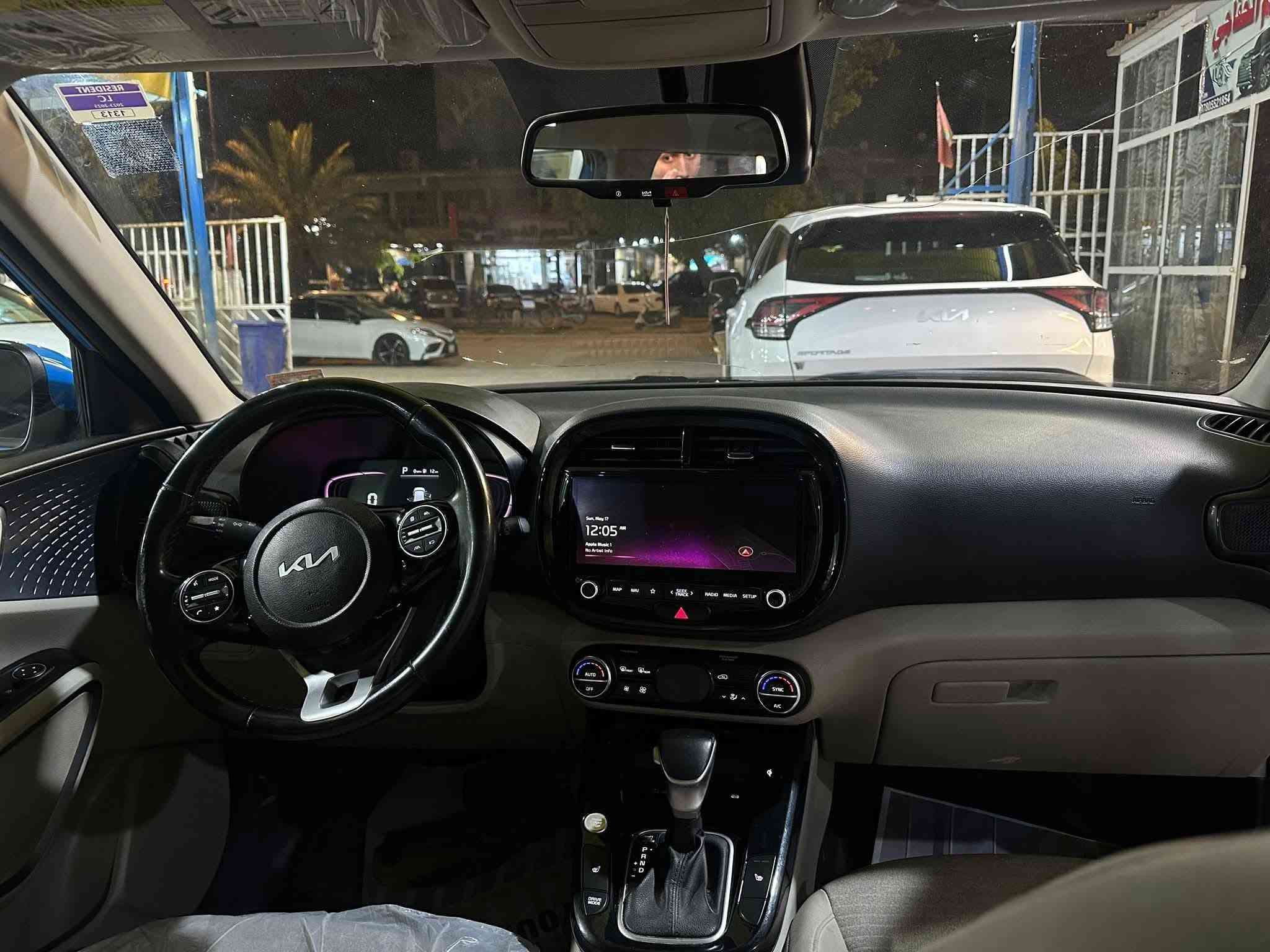 🚗 كيا صول موديل 2023  فول 1/1 رقم بابل باسمي تحويل ثاني يوم 

 • المحرك المرغوب : 2000

 • شاشة كبيرة 
, فتحه 
 • كار بلاي 
• بصمه 
• تشغيل عن بعد
• بصمه ابواب
 • كاميرا خلفية
• تدفئة كشنات
 • مكيف هواء
 • تتوقف ذاتي
• تحديد مسار 
 • أنظمة أمان (ABS – ثبات إلكتروني – مانع انزلاق)

📊 تفاصيل السيارة:
▪️ الموديل: 2023
▪️ اللون: ازرق
▪️ الممشى: 63km
▪️ الحالة: موضح بالصور (شاصي لغود مكفولات)  
▪️ الاتصال على الرقم التالي ***********
▪️ بابل
■ 155$

نص مكتوب في الصور:
- 2 / 12 BidCars bid.cars
- 5 / 12 BidCars bid.cars