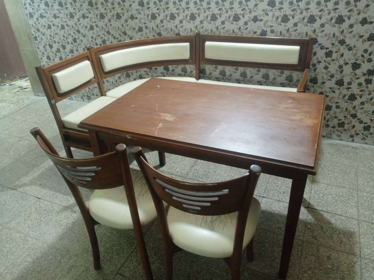 ميز طعام ويا كراسي ثنين تركي ويا شبه ديوان نضافته كدامك صاج مكاني البلديات ***********
سعره ١٥٠
