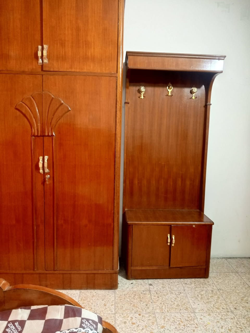 السلام عليكم غرفه نوم صاج عراقي جديده تكمه 6بوب وملحق مع دوشك ولوحه ومزهريات هديه سعرهه مليون وربع وبيهه مجال مكاني السيديه ما ممتواجد ع فيس وعندي واتساب ***********
