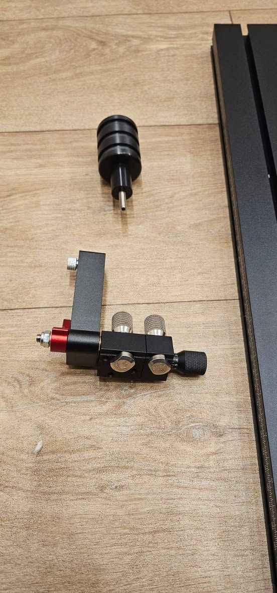 الأداة هي دليل توجيه وقص زوايا احترافي (Precision Miter Gauge) 
يُركّب على طاولات المناشير

للتواصل ***********
او على الخاص

