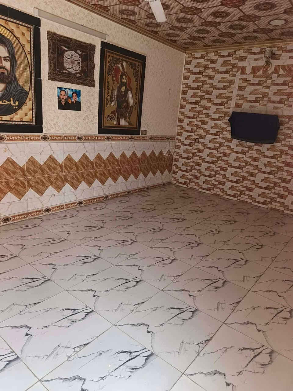 لبيع بيت طابو صرف مساحته 150متر في حي الموضفين بي غرفه وصاله ومطبخ وستقبال وطارمه وصحيات البيت نضيف ومرتب لتواصل ***********
