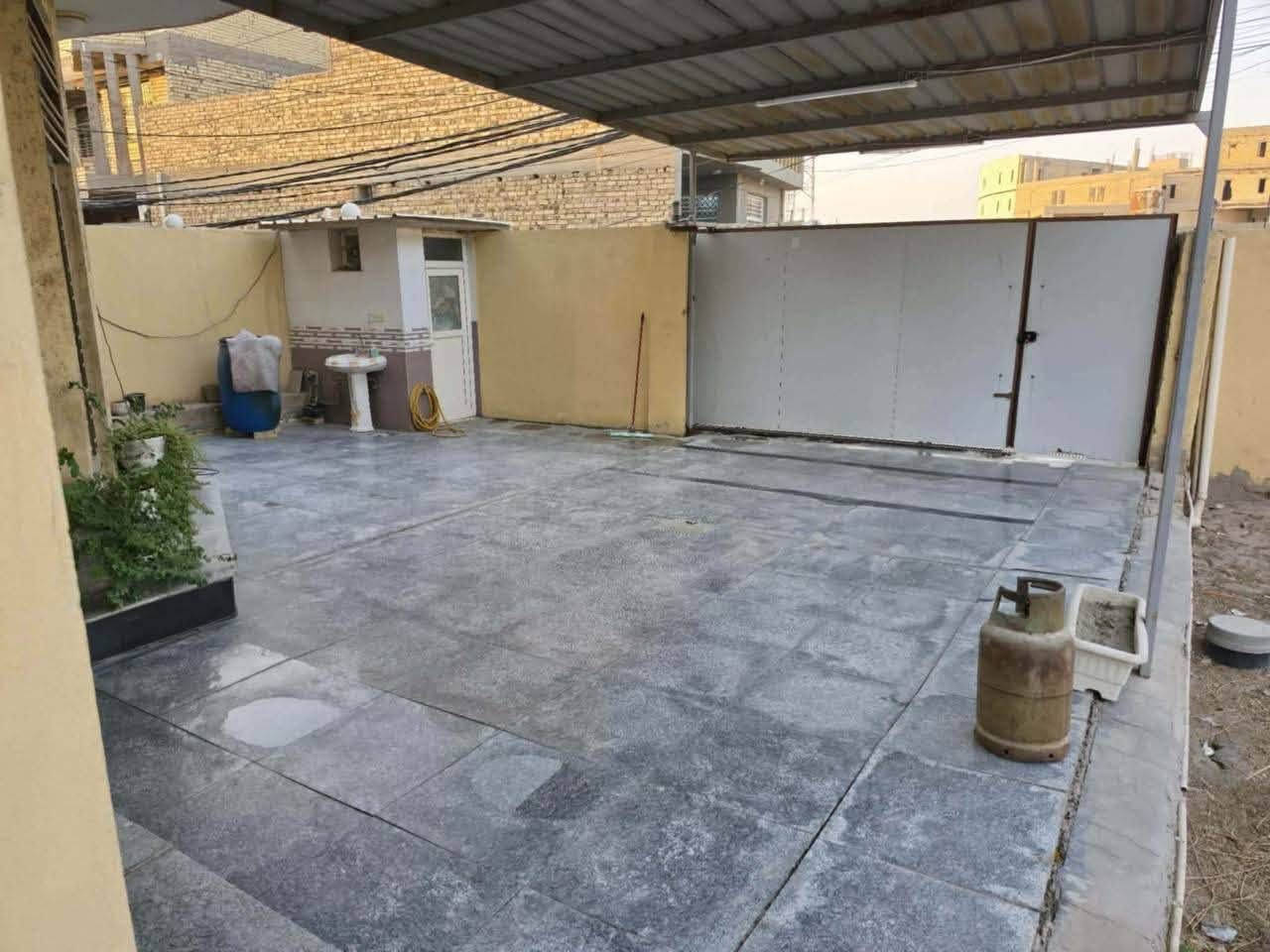 🏡 دار للبيع – كرامة

📍 الموقع: كرامة – شارع الضريبة – خلف بناية المحافظة
⭐ ركن أول بيت في المنطقة

📐 مساحة البناء: 200 م²
📏 الواقع: 300 م²
📄 السند: طابو زراعي
🏗️ سنة البناء: 2016

✨ مواصفات الدار:

الطابق الأرضي:
• مطبخ
• استقبال
• كندور
• غرفة نوم
• مجمع صحيات

الطابق الثاني:
• غرفتين نوم
• هول
• سندويج مستخدم كمخزن

🚗 كراج يتسع لسيارتين

📞 للاستفسار 

***********
