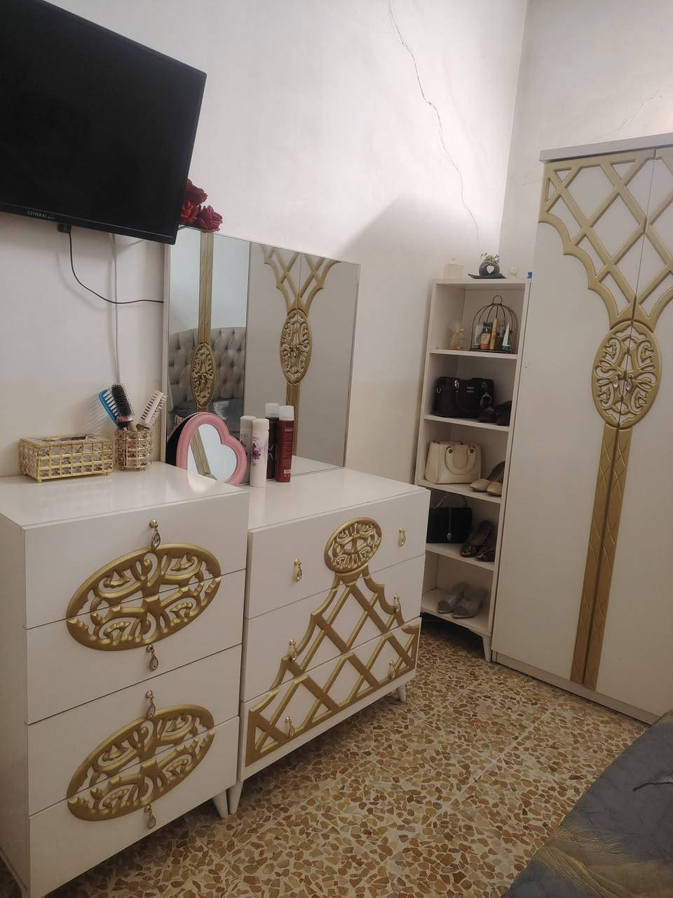 السلام عليكم
غرفة نوم تركي للبيع شرط نظيفة حييل 
السعر: 650 وبيها مجال
العنوان: موصل الجانب الايمن حاوي الكنيسة 
لل استفسار 
***********
***********
