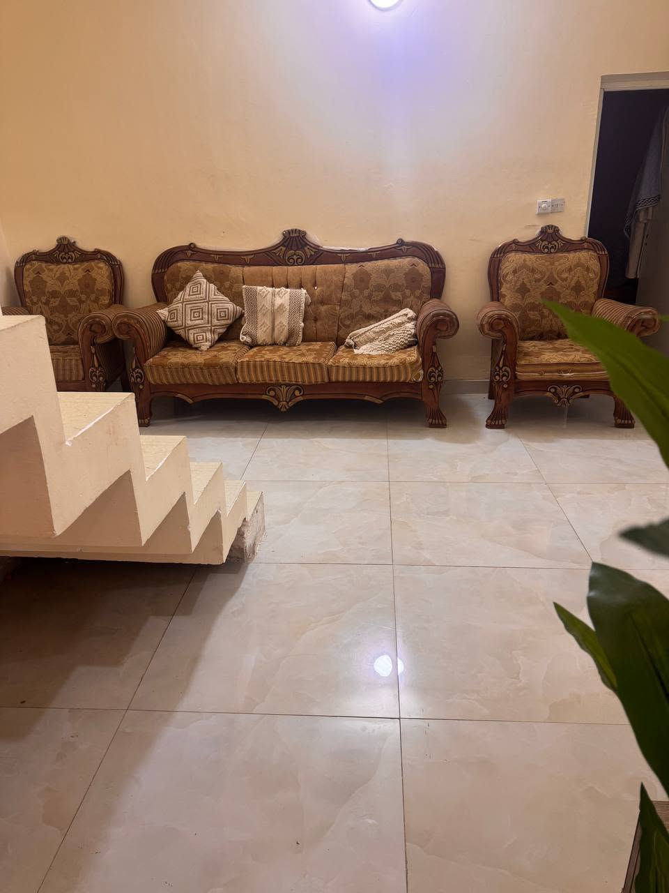إعادة نشر بسبب الوعود دار للبيع طابو صرف في الصويره حي الحسينية شارع المواكب مقابل محل ادوب الخيكاني داخل دربونه عرضها ٣م مساحة البيت ٣١٥ م طابق واحد يحتوي على ٣ غرف نوم واستقبال ومطبخ وصاله و٣ صحيات للأستفسار الاتصال على الرقم *********** او وتساب
