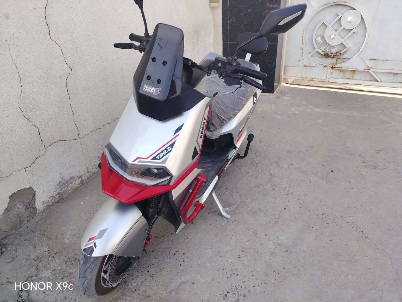 للبيع الدراجه نضيفة
سرعتها 75
مكانها بغداد الشعلة
السعر ٩٥٠ وبيها مجال قليل
***********

نص مكتوب في الصور:
- HONOR X9c