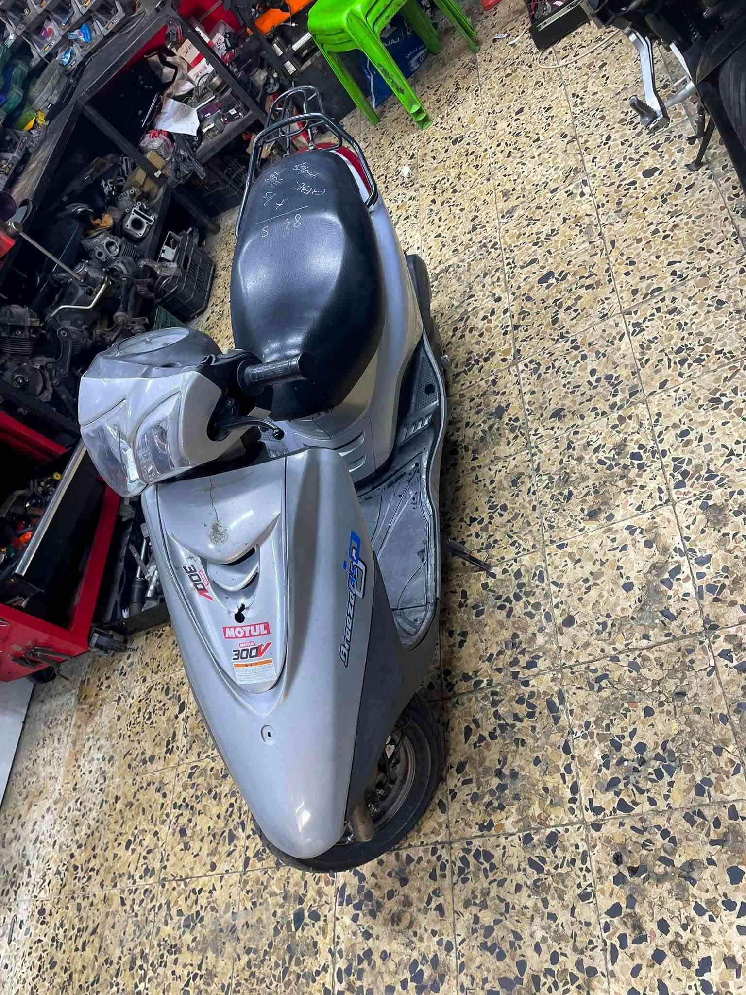 سلام وعليكم
درجه بريز بغبغاء 
مكينه ممفتوحه بلاديه
درجه شلعه معدل تخبل 
ناعمه بل مشي 
تشغيله بكل وكت نكره
درجه كله بلاديه مملعوب بيه 
منضفيره ومكينه
بيه زلون 
 رقم تلفون *********** بي وتساب 
مكاني حي تونس 
نقوصاته هورن واقيه مال صالنصه واير كيلو متر بس ذني 
سعره ٩٠٠ وبيه مجال لشراي
