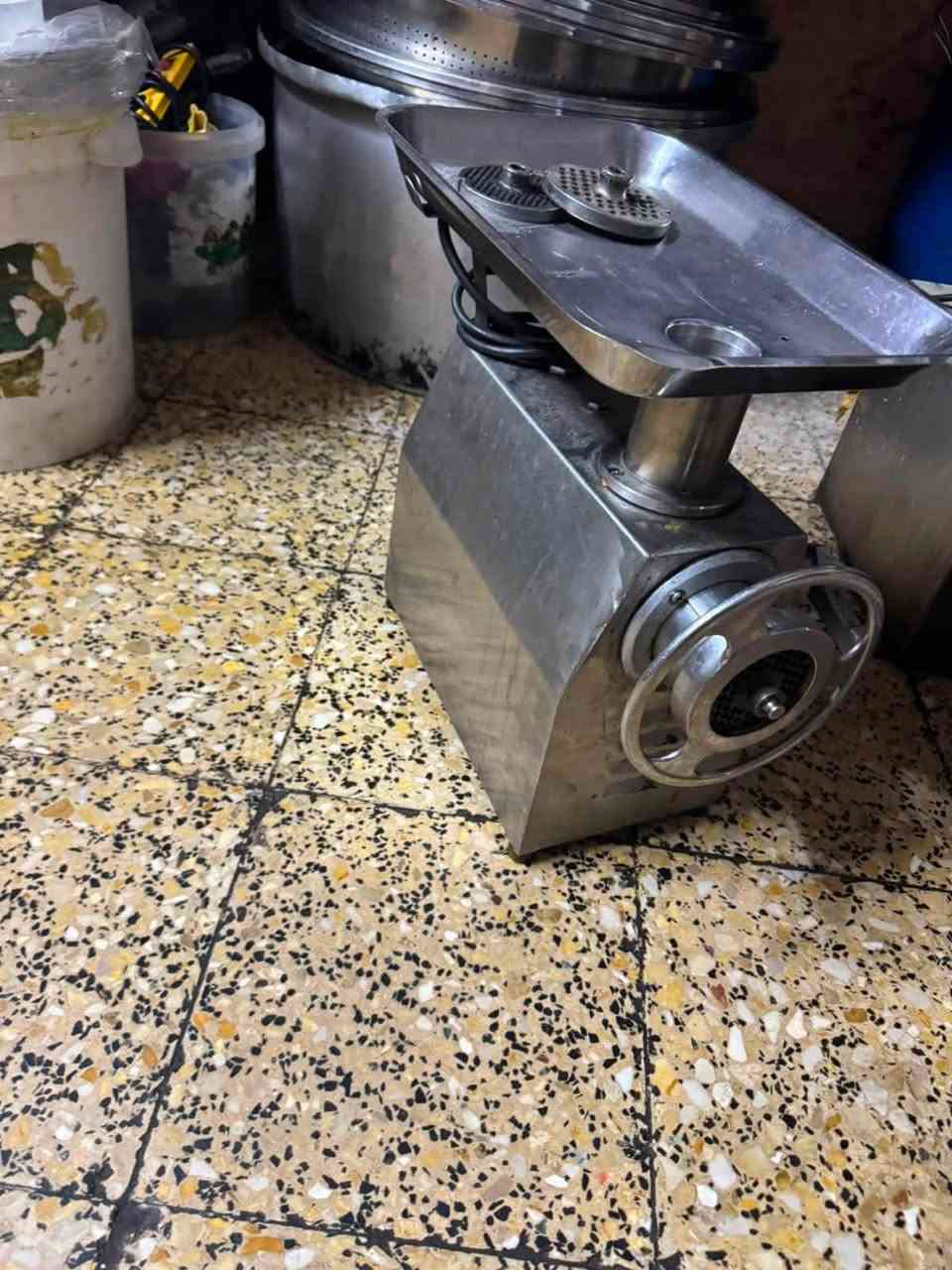 السلام عليكم عندي غراض مطعم لبيع
ماكنة لحم براد ماء كبير قلاية فنكر كلبسات 2 حماية جبن وبارمري عدد 2 وهاذة رقمي ***********
