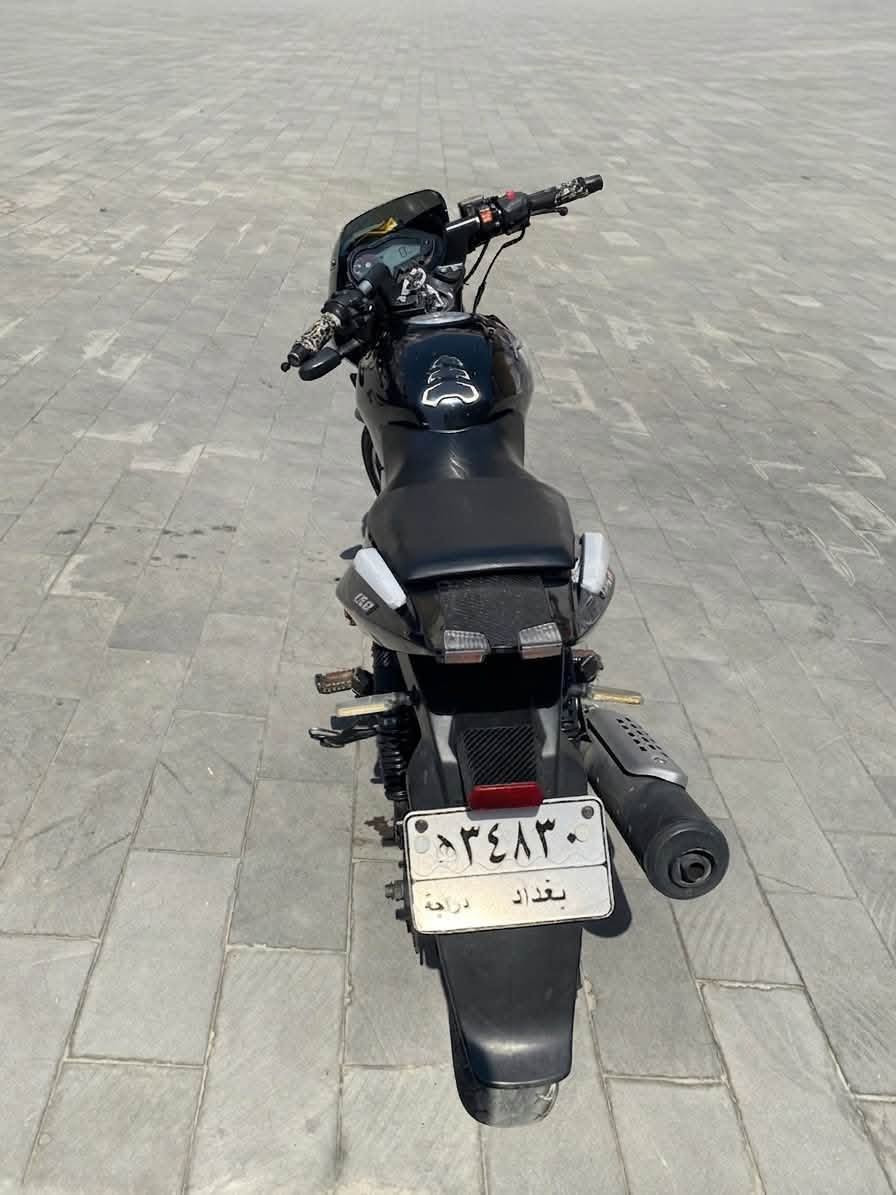 للبيع: دراجة باجاج بولسار 150 (Bajaj Pulsar 150) نظيفة وجاهزة للمشي 🔥
المواصفات والتفاصيل:
 النوع: باجاج بولسار (Bajaj Pulsar) - محرك 150cc
 اللون: أسود الملكي
 الحالة العامة: ممتازة جداً، المحرك ونظام التعليق والنظافة العامة بحالة ممتازة وجاهزة للاستخدام فوراً بدون الحاجة لأي مصاريف.
 الأوراق: سنوية/سنوية الدراجة رسمية ومسجلة (بغداد) والأوراق كاملة جاهزة للتحويل مباشرة.
السعر المطلوبة: 1,800,000 دينار عراقي (مليون و800 ألف) - قابل للتفاوض البسيط للجادين فقط.
للتواصل والاستفسار:
 رقم الهاتف: ***********
 الموقع: بغداد

