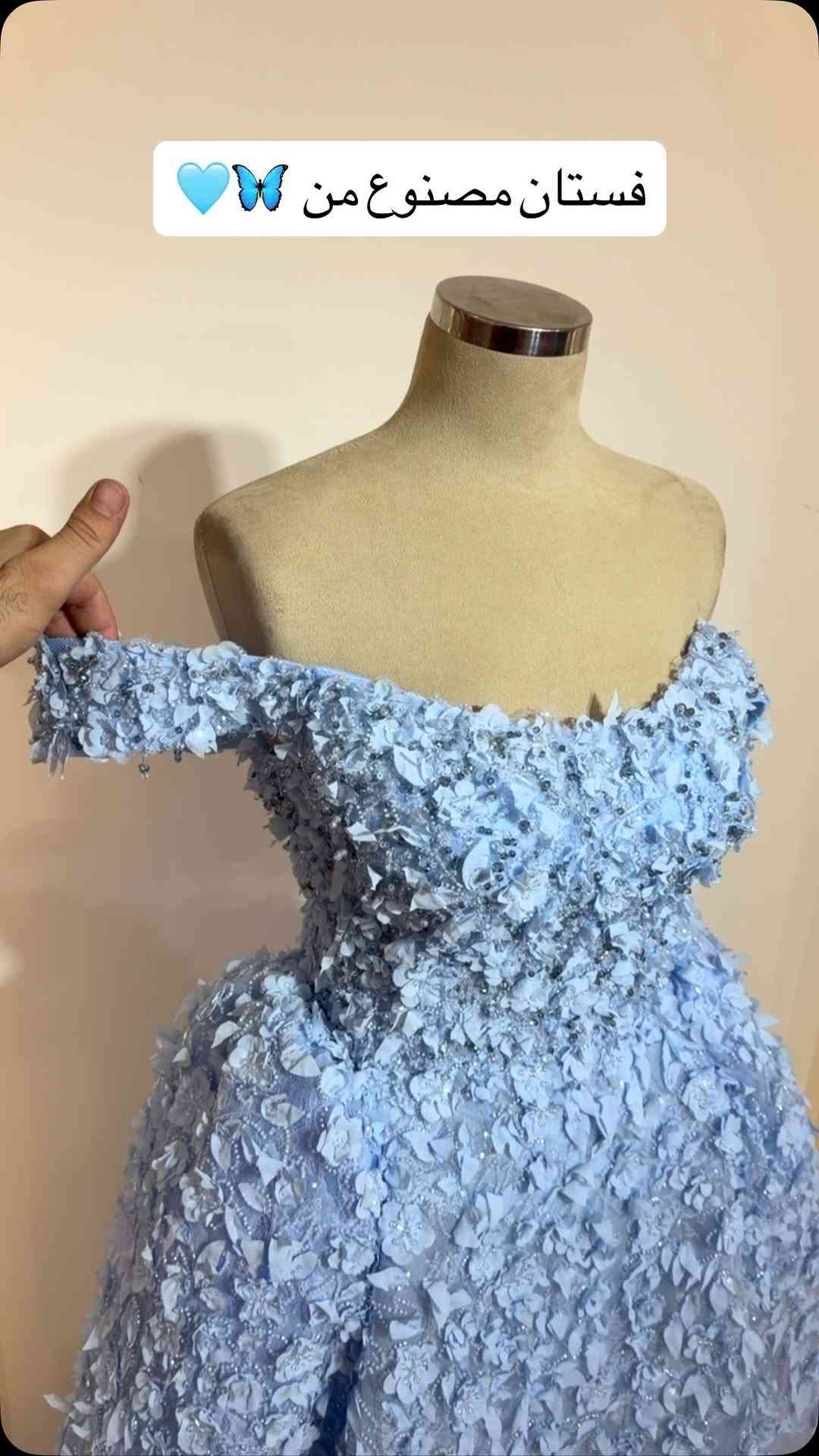 

نص مكتوب في الصور:
- 💙🦋 فستان مصنوع من