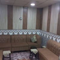 شقة ارضية تحتوي علئ دوانية وحمام خارجي للضيوف وهول جبير وغرفة ومطبخ وح...