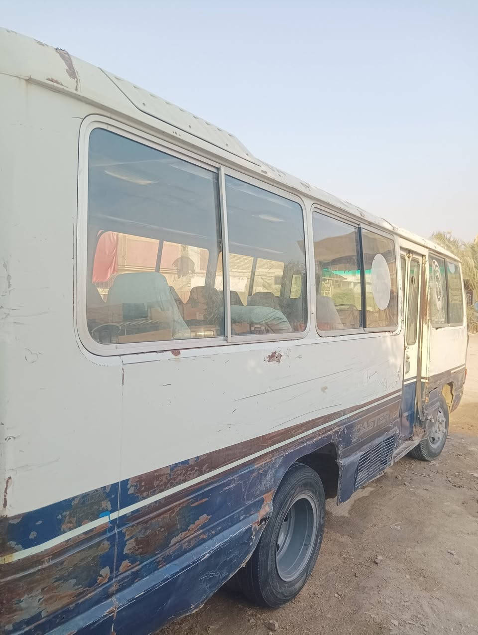 كوستر للبيع ٣ونص وبيها مجال مكينة جديدة بعدها على سحك ومگاني بلحلة  رقم الهاتف ***********
