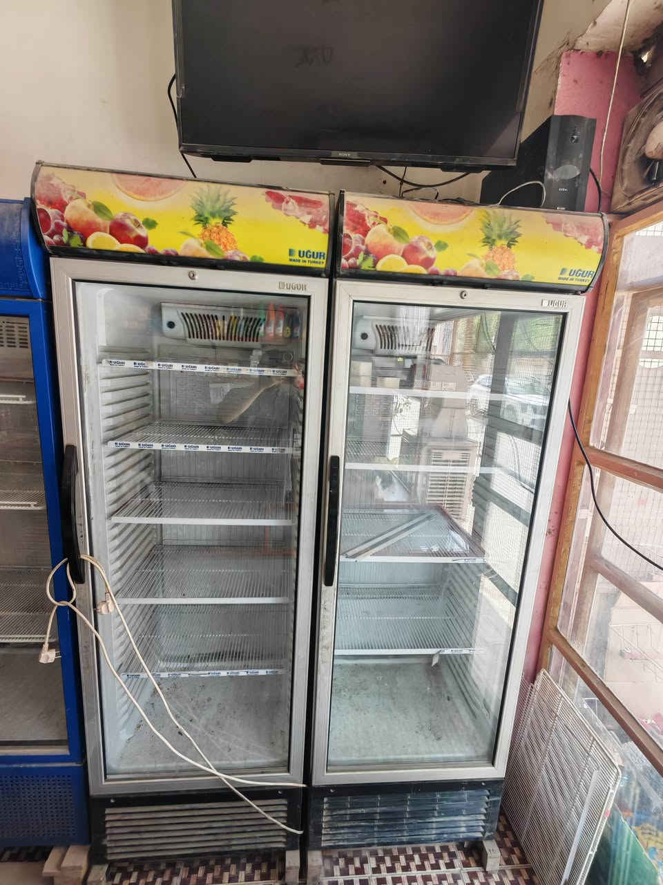 السلام عليكم
عارضتين حجم كبير سعر الوحدة ٥٠٠ 
العارضتين غير مفتوحات استعمال قليل نضيفات 
تبريد قوي 

العارضة الصغيرة  السعر ٣٥٠ 
كذلك استخدام قليل غير مفتوحات

المجمدة كبير مترتين السعر ٥٥٠ 
بيها شغلة  كل سنتين ينضافله  الغاز  لذلك حطينة  قصبه لسهولة اضافة الغاز 
لانها تسرب غاز قليل كلش 

والي ياخذهن كلهن اله عرض خاص 

المكان الاعظمية سبع ابكار
و الاسعار بيه مجال قليل حك الجية 
التواصل ماسنجر
والرقم بي واتس ***********
