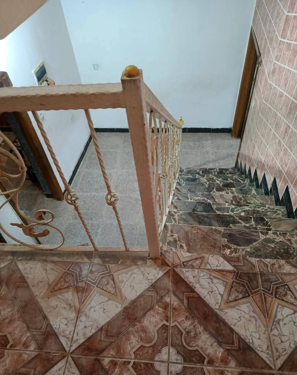 دار سكنية مميزة للبيع في موقع استراتيجي حيوي
الموقع: حي الطيارة، موقع ركن مميز بالقرب من أسواق العائلة (قريب من كافة الخدمات).
المساحة: 100 متر مربع (زراعي سند 25).
الأبعاد: الواجهة 6 أمتار | النزال 16.5 متر | الشارع 8 أمتار.
تفاصيل البناء والتقسيم:
الطابق الأرضي: غرفة نوم واسعة، صالة استقبال، هول داخلي، مطبخ، مجمع صحيات (داخلي وخارجي)، مناور للتهوية، وطارمة.
الطابق الثاني: غرفتا نوم، هول، مخزن إضافي، وسطح.
السعر: 135 مليون دينار عراقي (قابل للتفاوض البسيط للجادين).

للاستفسار  
[ ‏‪***********‬‏ ]
