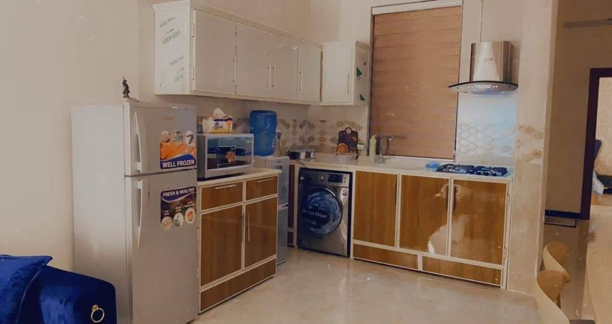 السلام عليكم متوفر شقق للايجار كراده داخل قرب جبار ابو شربت ايجار يومي اسبوعي كهرباء 24 ساعه ***********
