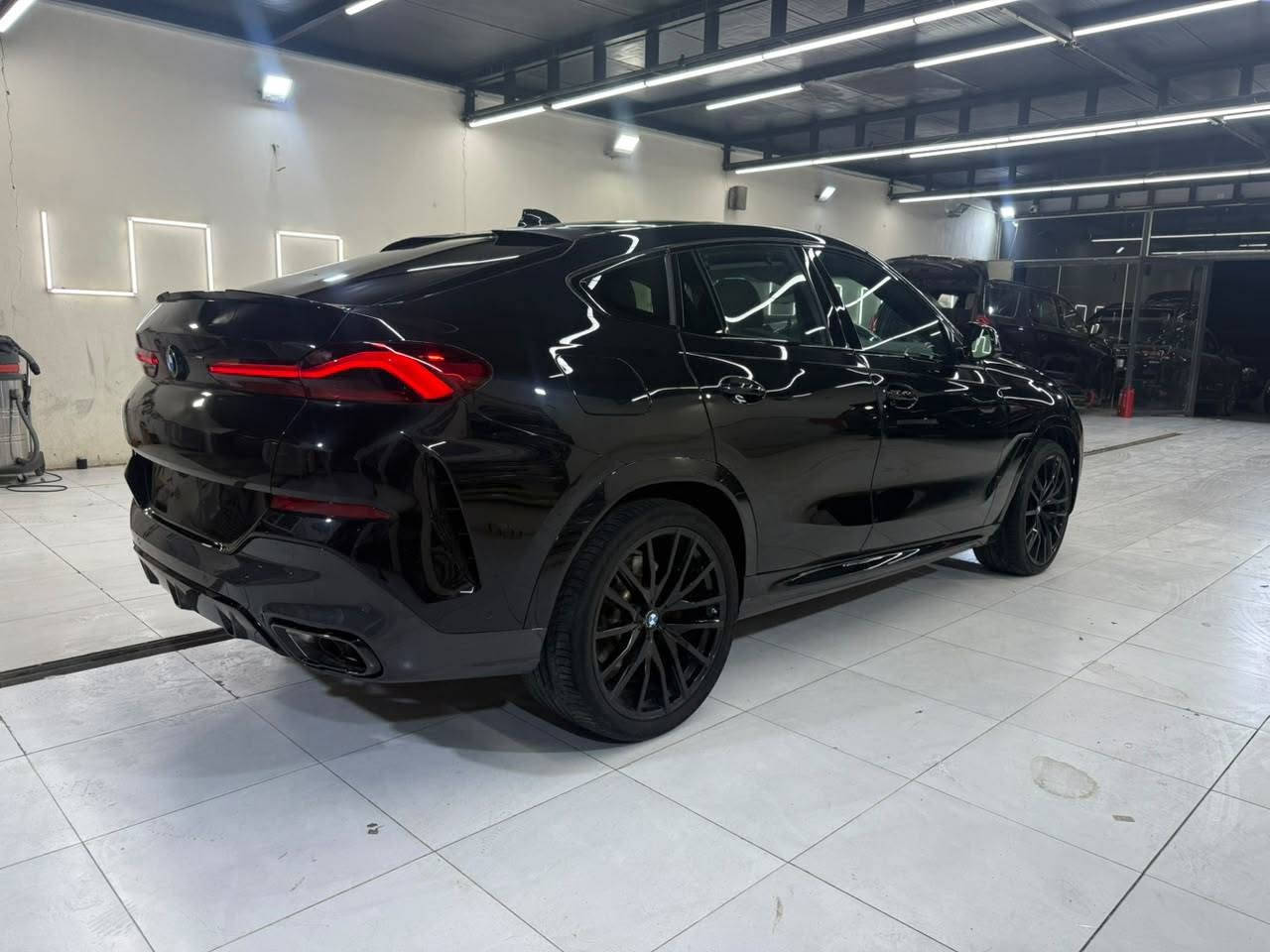 BMW X6  50i
موديل 2022 كلين تايتل فول مواصفات محرك V8  اعلئ فئه السعر 45 الف دولار  
المكان الديوانيه 
***********
