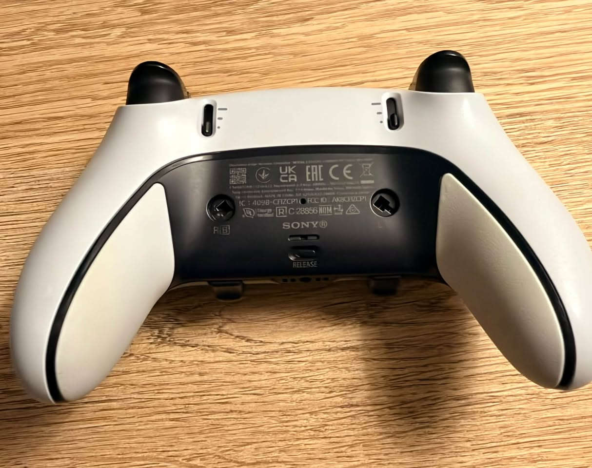 كنترولر playstation5 الاحترافية (dualsense edge) استخدم (شهرين) للبيع مع كامل ملحقات للاستفسار الاتصال على الرقم. ***********
