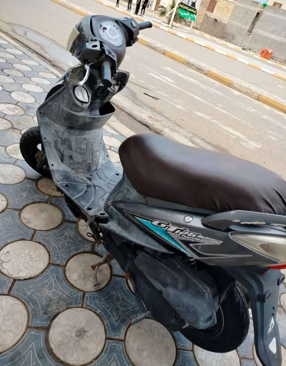 السلام عليكم دراجه سيام تايوان للبيع محرك ناعم حلو شلعه معدل كفرها تعبان مثل ما موضح بلصوره سعرها 250 بيها مجال ***********
