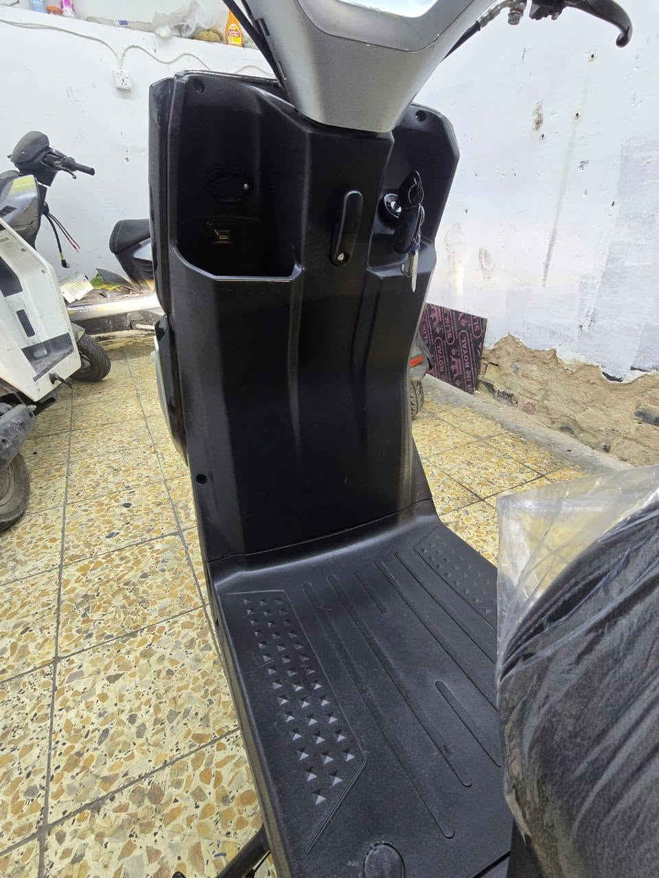 السلام عليكم للبيع دراجه شحن شركة بغداد اباجي  دراجه جاهزه ونضيفه كل نقص مابيها المواصفات 6 بطاريات نضيفات اشاير يمنه يسره ورباعي لايت زنون عالي ناصي هورن نضام البارك والرجوع للخلف Rنضام مثبت سرعة تشغيل بصمه وسويج مكاني بغداد جديده سعر 490 وبيها مجال قليل جداً ***********
