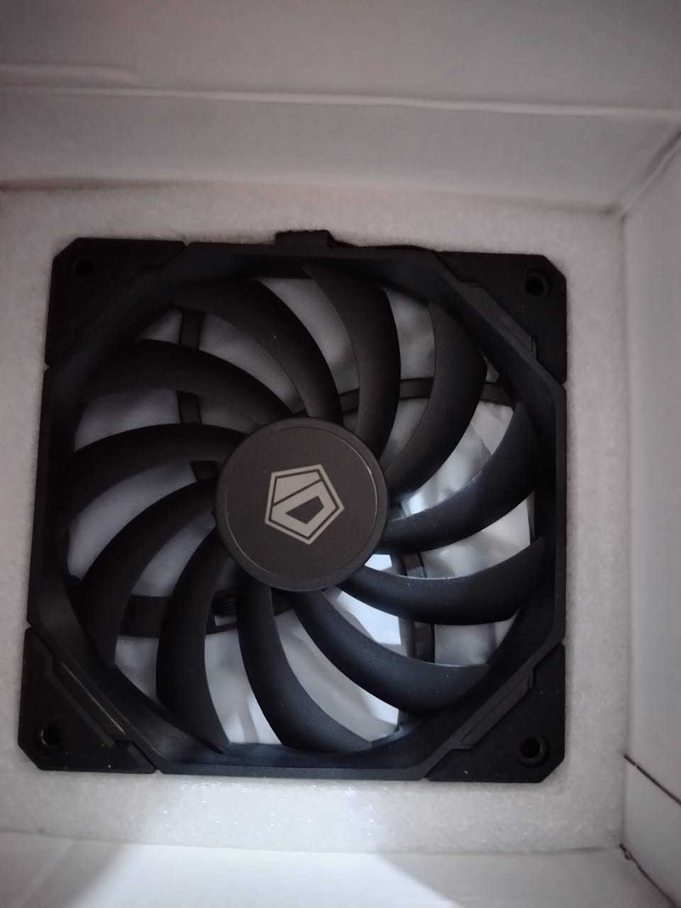 هذا المنتج هو مبرد وحدة المعالجة المركزية (CPU Cooler) من طراز ID-COOLING IS-67-XT Black.يتميز بتصميم منخفض الارتفاع (Low Profile) يبلغ 67 ملم، مما يجعله مناسباً لأجهزة الكمبيوتر الصغيرة (ITX).يحتوي المبرد على 6 أنابيب حرارية (Heatpipes) ومروحة تبريد هواء.يدعم منصات معالجات مختلفة من Intel و AMD.
الاستفسار خاص او واتساب ***********

