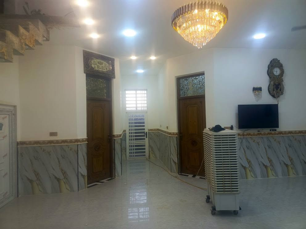 سلام عليكم / بيت للبيع طريق بغداد/ كليه الهندسه قرب جامعه الامام صادق ع  مساحه 250 متر  بناء حديث 6 اشهر من كمال البناء /غرف عدد2 +منور بين غرفتين+ صاله 5 في 8 متر ستقبال 8في 4 مطبخ 6في 5 متر مع حراري ومنور  صحيات عدد2 +  في طابق ثاني صاله +حمام 🛀  ملاحظه /ثريات عدد2 +براكيتات ثريه عدد8+ كاونتر مطبخ دي اف/ واجهه كامله مراسله الصفحه او لاتصال علئ رقم 📱 *********** او واتساب عمارة, ميسان
