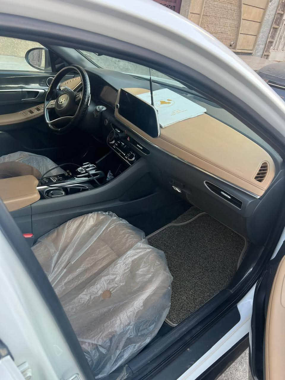 سلام عليكم سوناتا ٢١ فول الاخير اعلى موصفات حادث بنيد جاملغ امريكا مبدل السعر ب١٦٠ بيه مجال بسيط جدا  رقم تلفون***********
