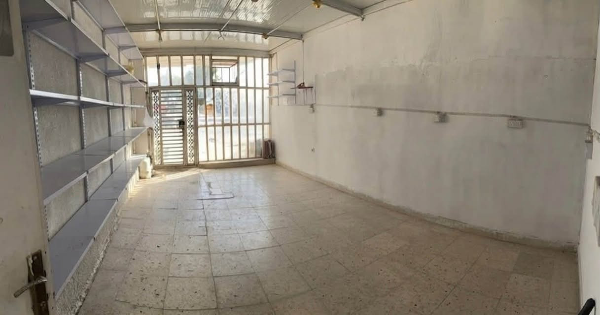بيت للبيع طابقين المساحة 100 موقع تجاري على شارع عام رئيسي شارع عيادة الشماعية والبيت يحتوي على محل مساحة كبيرة 
يتكون من ⬇️ 
✅ الطابق الأرضي يحتوي على محل وحمام ومطبخ وصاله وغرفه 5x4 ✅والطابق الثاني يحتوي على صاله وغرفه كبيرة وسطح 🛑للتنبيه البيت على الشارع العام وليس داخل الفرع 
السعر : 35 مليون 
للاستفسار : ***********
