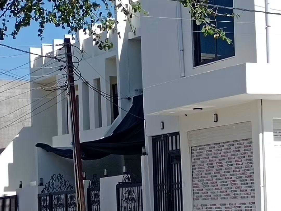 مبنى تجاري طابو ركن للبيع
مكون من ٥ محلات مع ٣ مشتملات وشقتين 
بناء حديث مزود بمنضومة طاقة شمسية
الوارد الشهري الحالي مليونين و ثمانمائة ألف دينار 
العنوان /كركوك سايدين حي النصر 
المساحة /٤٠٠ متر ركن مع ٨٠ متر فضلة
السعر / ٨٢٠ مليون دينار
للاتصال /***********

نص مكتوب في الصور:
- Ai Retouch