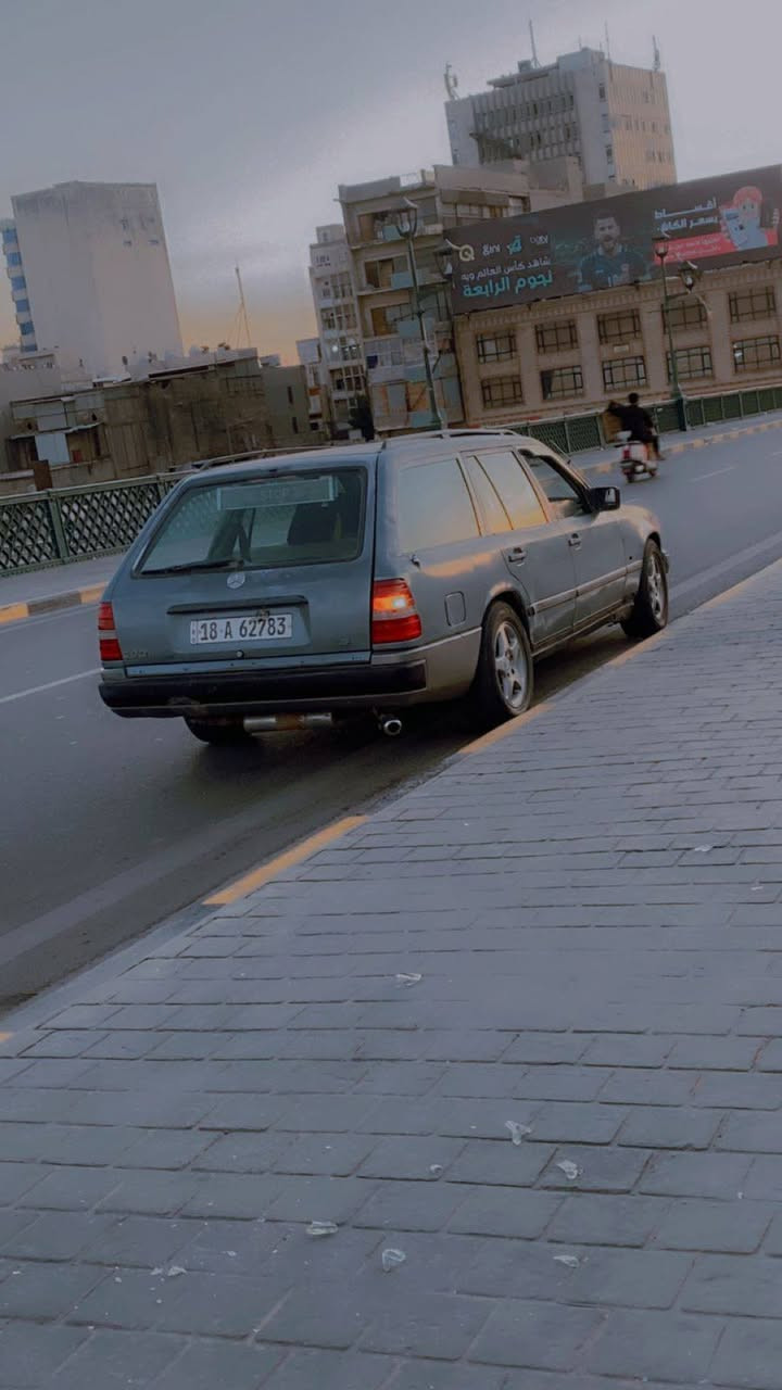 السلام عليكم سياره مرسيدس ستيشن مديل 1988 مكينه ففتي 3000 مكينه وكير وحداديه امامي وخلفي خير من الله مكان كربلاء  سعر 40 وبيهه مجال اتصل ***********
