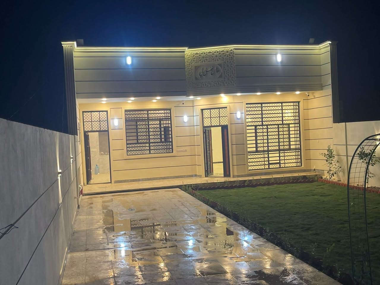 سلام عليكم  عندي بيت بناءً حديث تسليم مفتاح قرب جسر ديالى الجديد منطقة الصمدية المسحة الكلية 360 متر واجهة 10 نزال 36 قريب على السدة شارع 12طابو سند 25 
***********
