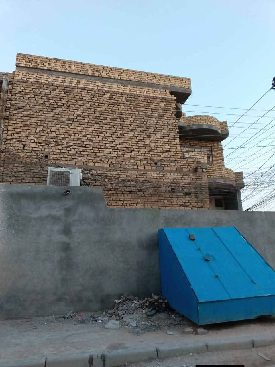 ‎بيت للبيع المساحة 100 ركن مربع 10×10 طابقين   
‎الطابق الاول معزول عن الطابق الثاني يعني بيتين كل بيت طابق وحده
الدرج داخلي يعني نكدر نخلي البيت طابقين مو معزول
‎العنوان: حي الزهراء خلف البانزين خانه مال الصناعية قرب مدرسة العهد الجديد 
‎
السعر 75 مليون ومطلوب اسكان 35 على المشتري
‎للاستفسار 
‎*********** واتساب
‎*********** اتصال
‎ عمارة, ميسان

