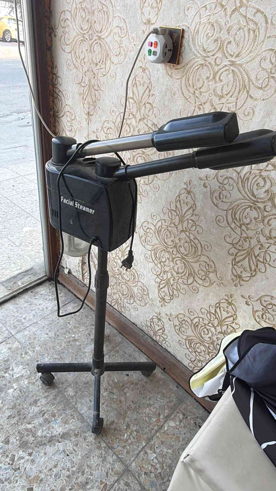 ميوزة عدد ثنين وكراسي عدد ثنين وخانة مال تنضيفات وتخم للبيع مستعملات شي قليل شراي يجي خاص او ع رقمي *********** 
مكاني بغداد/الشعب
