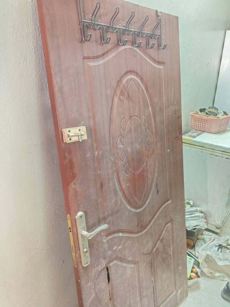 السلام عليكم غراض للبيع ثلاجه سعرها 300 قفل و المكيف ب 250و بي مجال بيبان عدد 2ب 75المكان بغداد الحسينيه رقم الهاتف ‏‪***********‬‏
