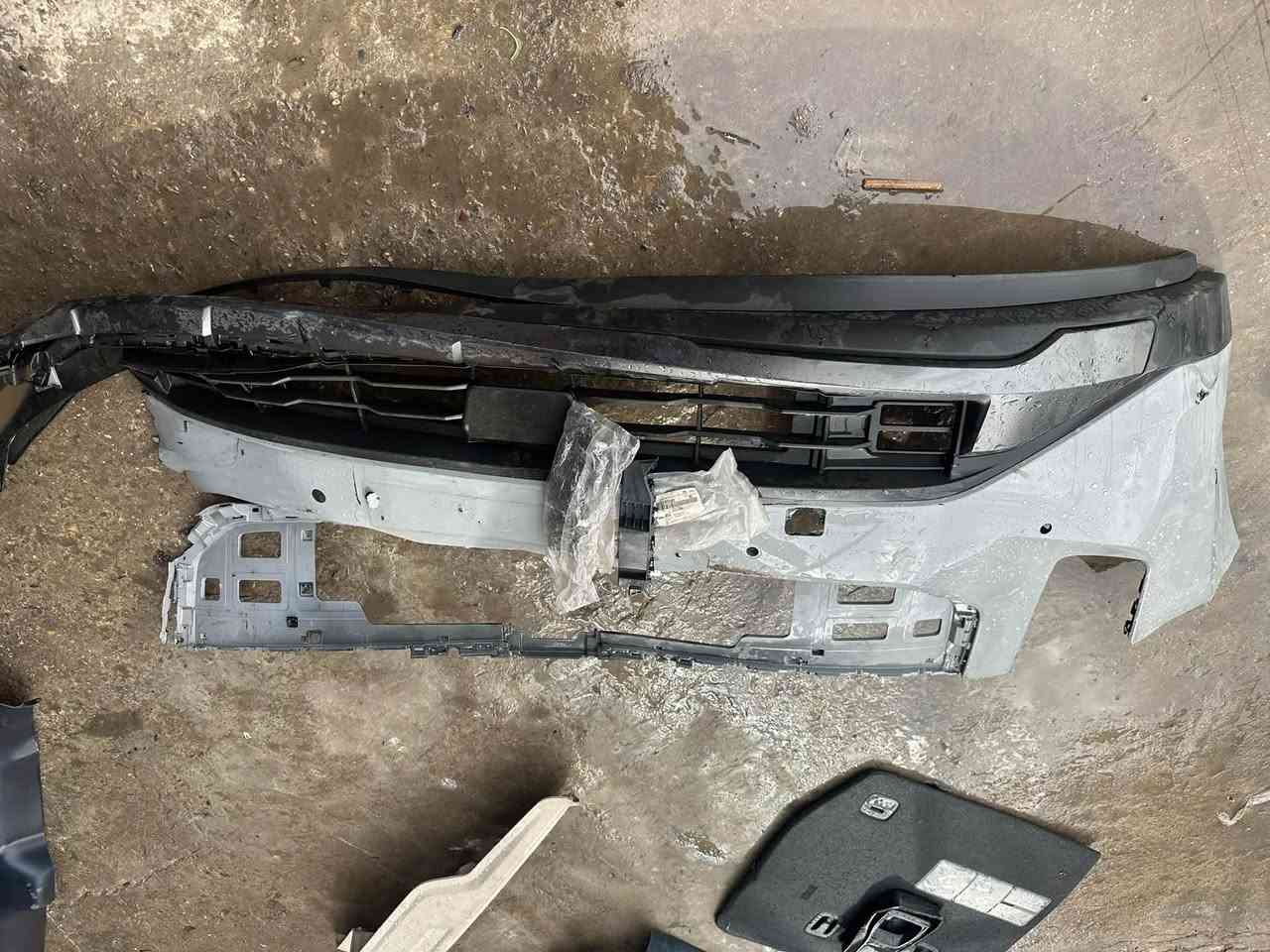 غراض كيا كرنفال 2025 مستخدم بيها ضرر بسيط كما موضح بل صوره مع ماسكات دعاميه اماميه جدد ابييع شلع 100 الف 
***********
