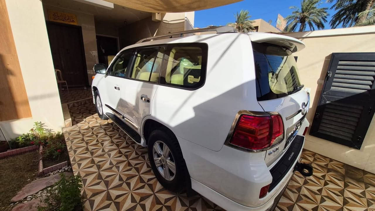السلام عليكم .
لاندكروز موديل 2014 شركات اللون ابيض GXR
محرك 4000 v6 مكفولة من جميع النواحي .
فتحة سقف ، ثلاجة ، مري شفط ، كشنات امامي كهرباء ، كشنات جلد .
كير ومحرك مكفول .
بيها بارد ع كدر شبر في الجاملغ الامامي الايمن .
السعر 350 $ وبيها مجال بسيط 
مكاني بغداد  *********** .
الشراي يتصل ع الخط او واتساب .

